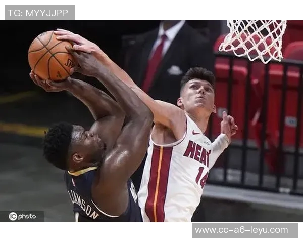 锡安随队客战迈阿密前夕探访Unrivaled联赛并进行训练活动