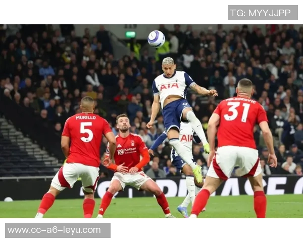 热刺主场失利西汉姆新援索萨赛后更衣室与队友互动